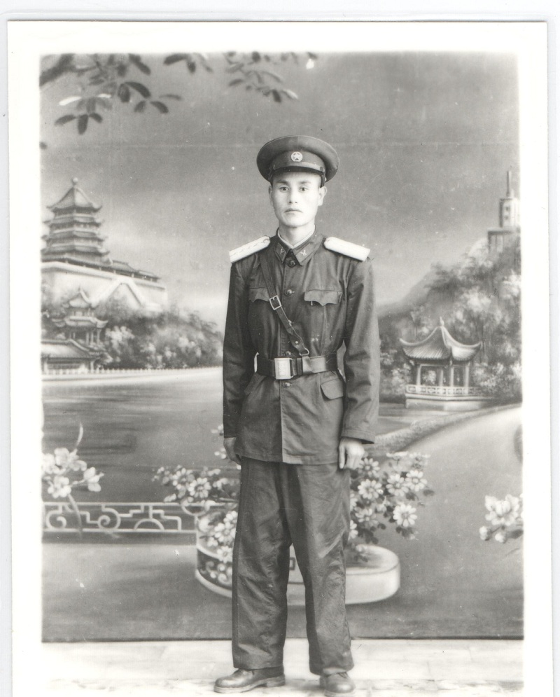 03 1955年9月授军衔后留影 军人本色.jpg