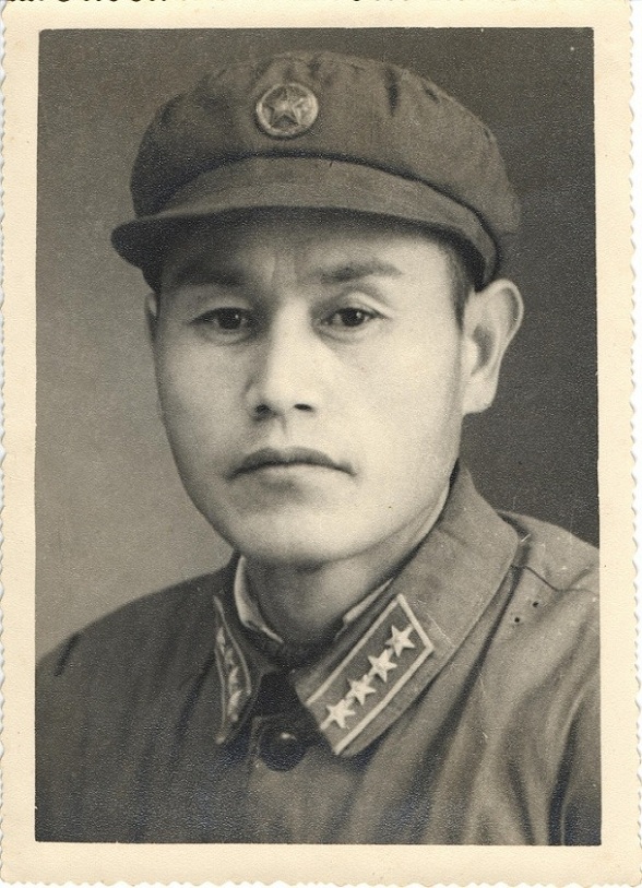 04 1962年于广东五华仓库留影 军人本色2.jpg
