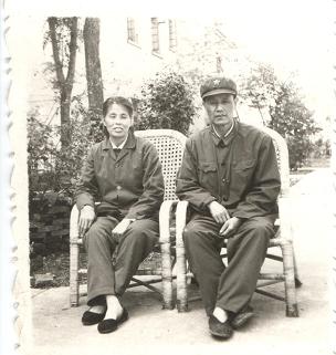 79年5月26涟源兵站家前留影
