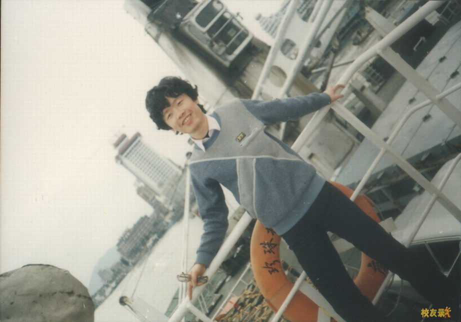 緢